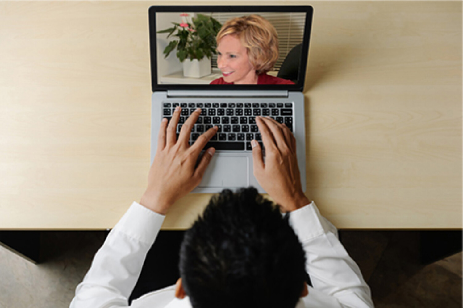 Online 1:1 accent training Rochel on Laptop